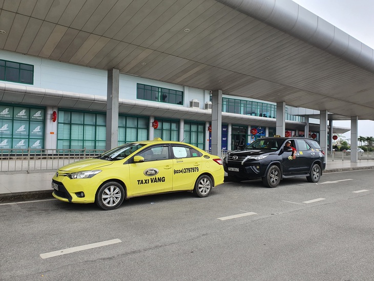 Sân bay Phú Bài không còn tình trạng một hãng taxi duy nhất đón khách - Ảnh 1.