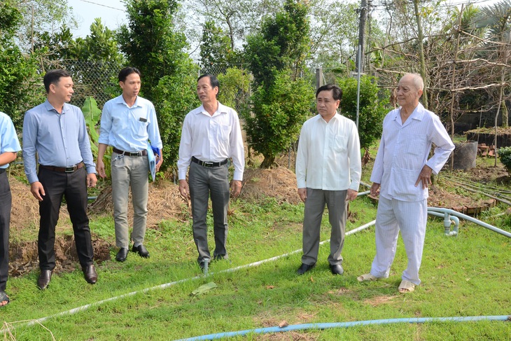 Sông Tiền bất ngờ tăng mặn, Tiền Giang gấp rút khoan giếng, đắp đập - Ảnh 1.