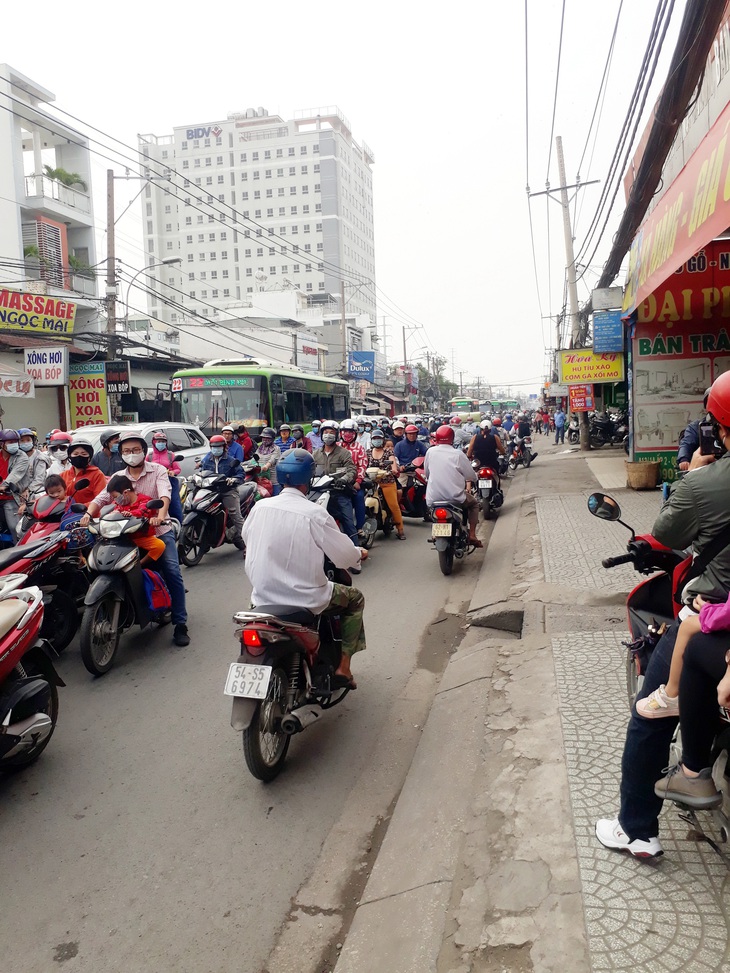 Ai cũng vội, đừng hành nhau! - Ảnh 1. Ai cũng vội, đừng hành nhau! - Ảnh 1.