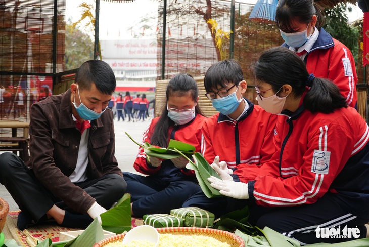 Hoa hậu Đỗ Thị Hà, Lương Thùy Linh gói bánh chưng tặng trẻ em vùng lũ - Ảnh 4.