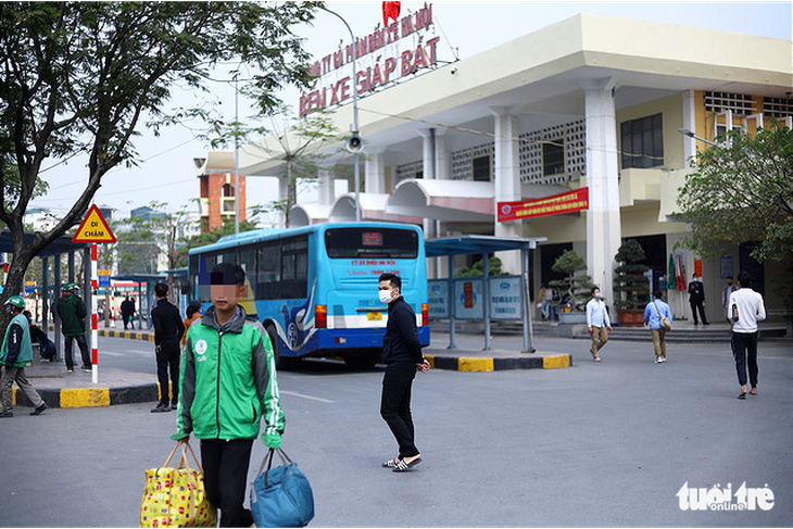 Hành khách Hà Nội phải đeo khẩu trang, đo thân nhiệt, khai báo y tế khi lên xe - Ảnh 2.