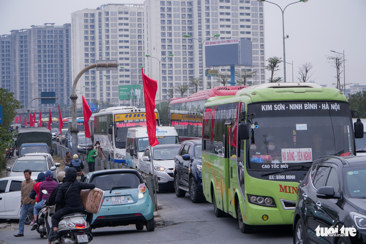 Xe cộ ở các cửa ngõ Hà Nội đều đứng hình, có nơi kéo dài 8 cây số - Ảnh 1.