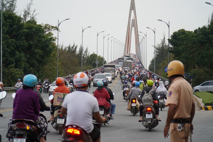 Đường miền Tây về Sài Gòn đã chật, xe đò, xe buýt còn đua nhau bít làn xe máy - Ảnh 6.