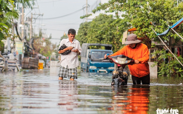 Trời không mưa, triều cường không cao, đường ở Thủ Đức vẫn ngập cả mét