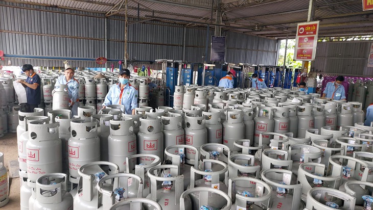 Gas tăng thêm 18.000 đồng cho bình 12kg - Ảnh 1.