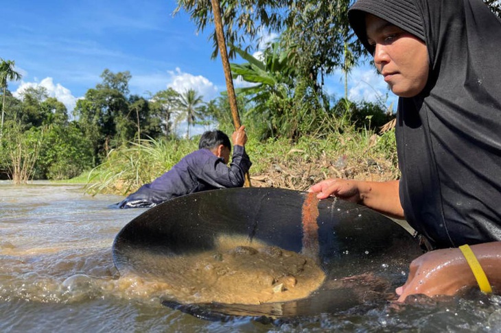 Đãi vàng - Nghề hấp dẫn trong nền kinh tế kiệt quệ vì COVID-19 - Ảnh 1.