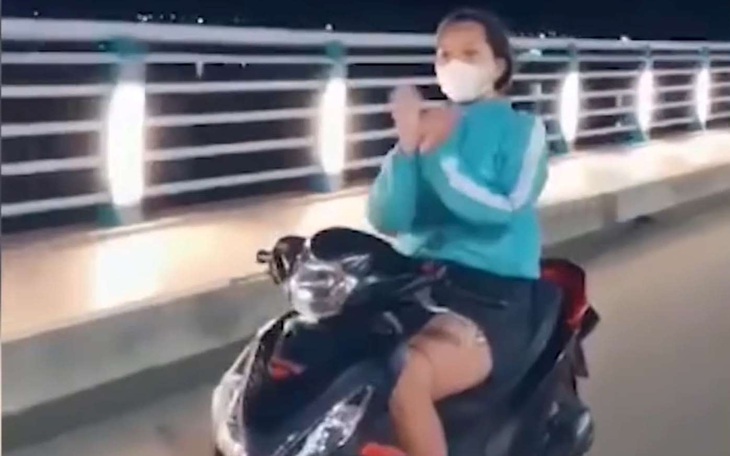 Người thả 2 tay, nằm ngửa khi chạy xe máy trên cầu Rồng là ai? - Ảnh 2.