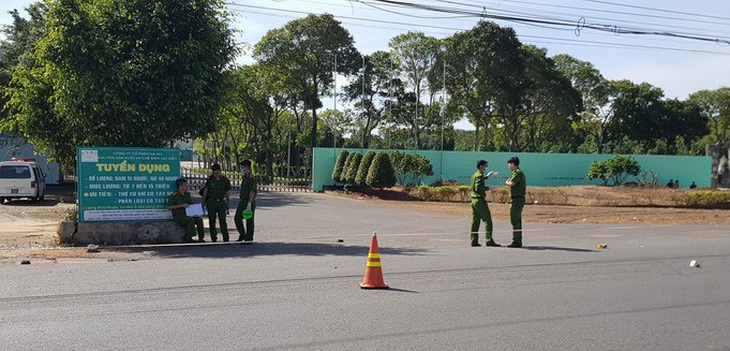 Hai nhóm lao vào nhau với dao rựa và súng, 1 người bị bắn chết, 2 người bị thương - Ảnh 1.