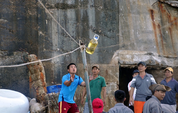 Sóng lớn khiến 2 công nhân bị kẹt ở hải đăng Hòn Hải, 2 người khác bị cuốn mất tích - Ảnh 4.