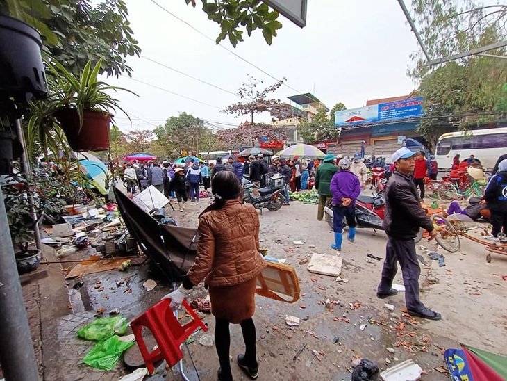 Ô tô lao vào chợ bên đường, nhiều người bị thương - Ảnh 2.