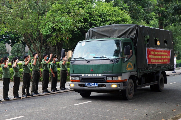 100 cán bộ, học viên Trường cao đẳng An ninh nhân dân I tiếp sức Đồng Nai chống dịch - Ảnh 1.