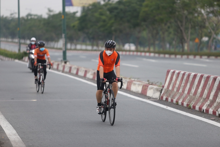 Người dân TP.HCM dậy sớm đi bộ, đạp xe sau nhiều ngày ‘ai ở đâu ở yên đó’ - Ảnh 2.