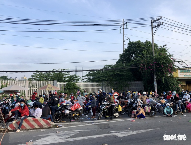 Công an trắng đêm thuyết phục người dân không tự ý về quê, chờ địa phương lên kế hoạch đón - Ảnh 6.