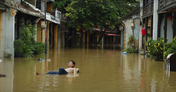 Đạo diễn Thành Đồng nghêu ngao ‘Ngày thảnh thơi’ giữa nước lũ Hội An - Ảnh 1.