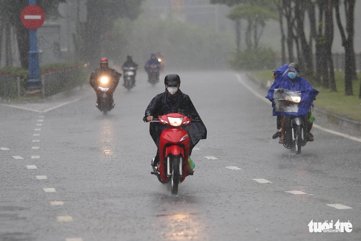 Đêm nay Kompasu vào Biển Đông thành bão số 8, TP.HCM mưa kéo dài đến 13-10 - Ảnh 1.