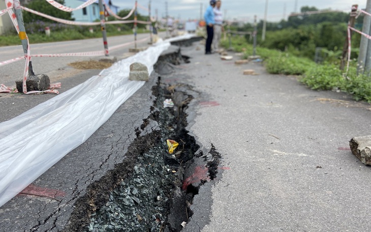 Cận cảnh đê hữu sông Đáy nứt toác, sụt lún đang có dấu hiệu lan rộng