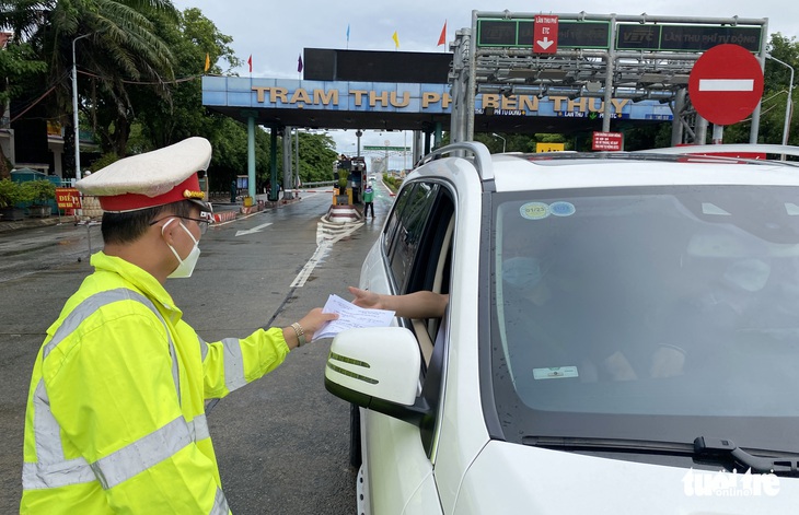 Dân gặp khó vì vào Nghệ An vẫn yêu cầu giấy xét nghiệm khi chưa tiêm đủ 2 mũi - Ảnh 1.