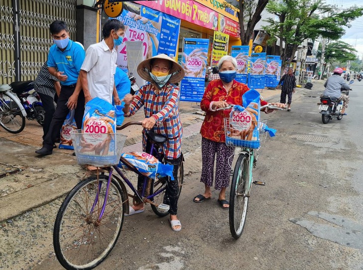 21 tập đoàn điện tử chung tay san sẻ khó khăn cùng người dân miền Nam - Ảnh 4. 21 tập đoàn điện tử chung tay san sẻ khó khăn cùng người dân miền Nam - Ảnh 4.