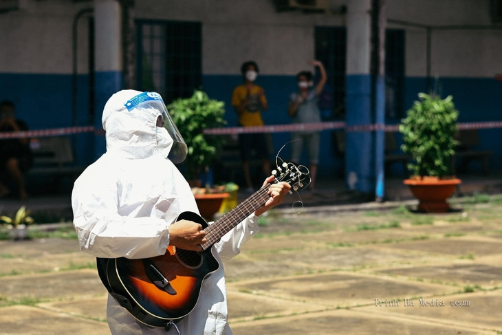 Phương Thanh, Lê Minh cùng hơn 100 nghệ sĩ hát tri ân lực lượng tuyến đầu và tình nguyện viên - Ảnh 5.