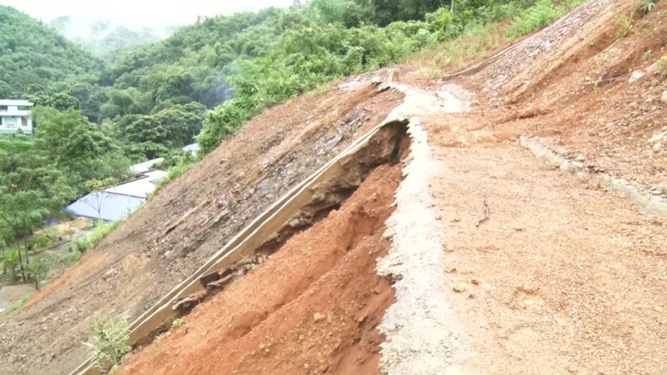 Mưa lớn sau bão số 8, xuất hiện nứt trên đồi, sạt lở đất đá đe dọa hàng chục hộ dân - Ảnh 1.