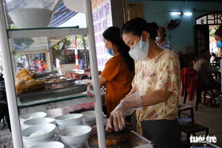 Ngày đầu hàng quán Đà Nẵng mở cửa, khách vui vẻ ăn uống tại chỗ - Ảnh 3.