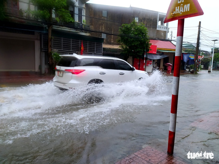 Mưa lớn suốt nhiều giờ, nhiều tuyến phố Hà Tĩnh ngập sâu trong nước - Ảnh 1.