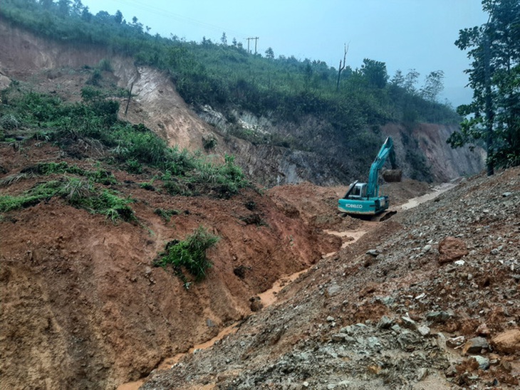 Miền Trung mưa như trút, nước lũ chia cắt nhiều tuyến đường, 3 người mất tích - Ảnh 7.