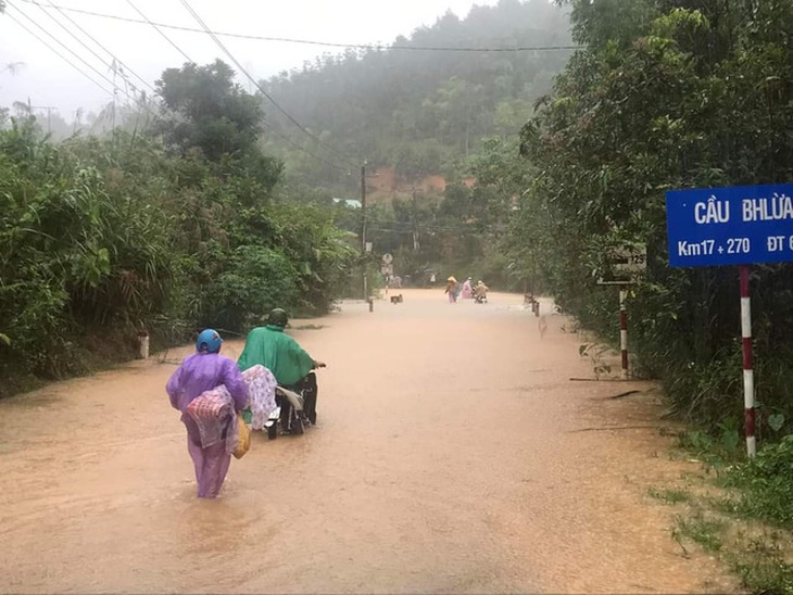 Miền Trung mưa như trút, nước lũ chia cắt nhiều tuyến đường, 3 người mất tích - Ảnh 9.