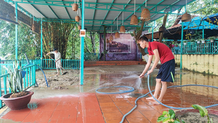 Quảng Nam: Lũ rút, dân tất bật dọn nhà cửa, đường sá - Ảnh 4.