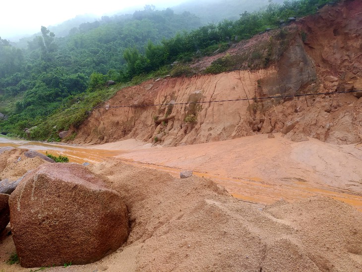 Sạt lở trên tuyến đường ven biển ở Hà Tĩnh - Ảnh 5.