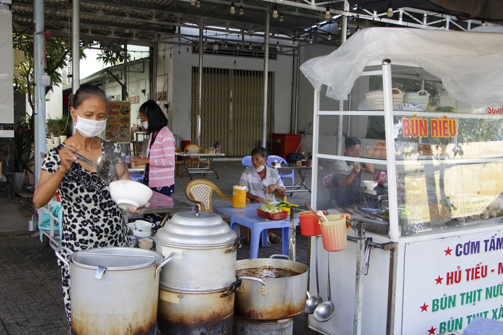 Ngày đầu thực hiện theo hướng dẫn mới, chợ truyền thống ở Cần Thơ vẫn chưa hoạt động lại - Ảnh 2.