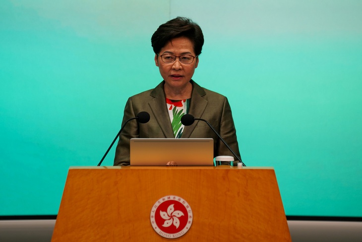 Lãnh đạo Hong Kong Carrie Lam nhập viện sau khi té gãy tay - Ảnh 1.