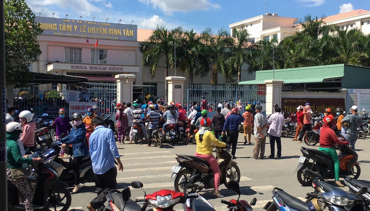 Người dân vây kín trung tâm y tế huyện tranh nhau tiêm vắc xin ngừa COVID-19 - Ảnh 2.