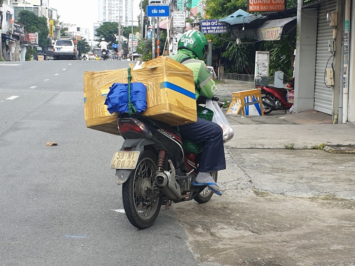 Shipper phải phun dung dịch khử khuẩn lên bao bì hàng, tiền mặt - Ảnh 1.