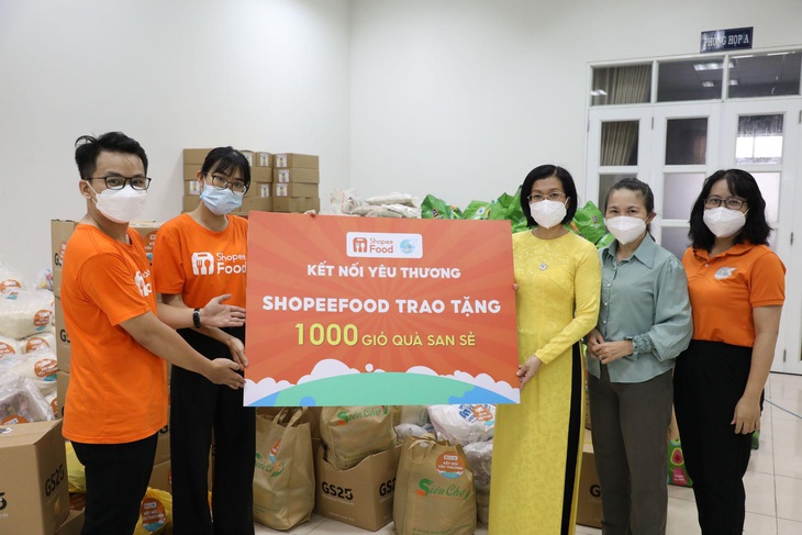 Ấm lòng 1.000 giỏ quà san sẻ tiếp sức phụ nữ, trẻ em nhân ngày 20-10 - Ảnh 1. Ấm lòng 1.000 giỏ quà san sẻ tiếp sức phụ nữ, trẻ em nhân ngày 20-10 - Ảnh 1.