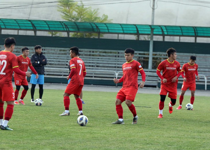 Thầy trò ông Park tập buổi đầu tiên tại Kyrgyzstan - Ảnh 1.