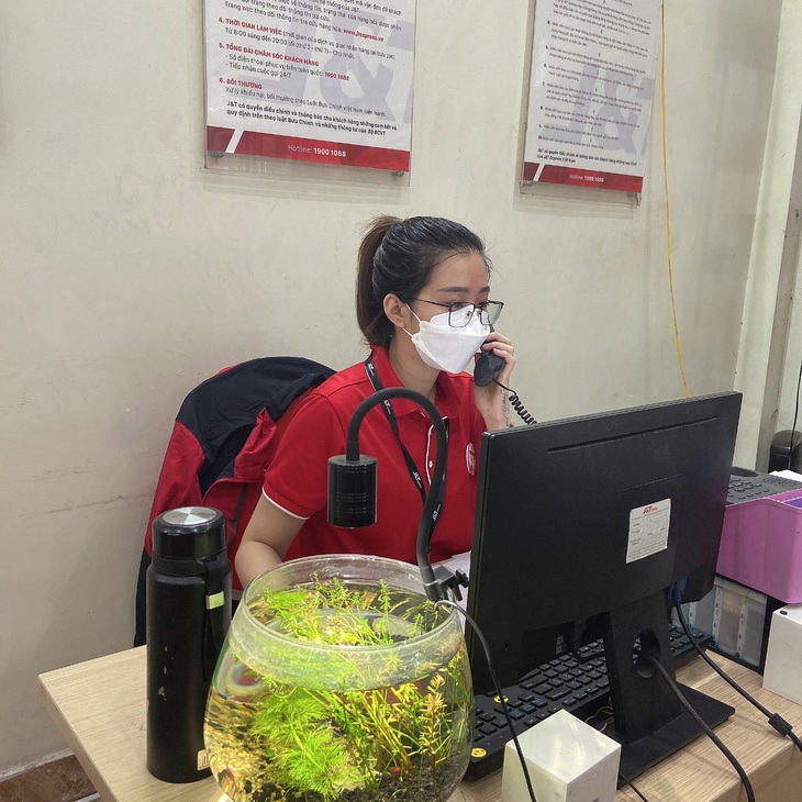 Phận nữ nhi làm nghề chuyển phát - Ảnh 3. Phận nữ nhi làm nghề chuyển phát - Ảnh 3.