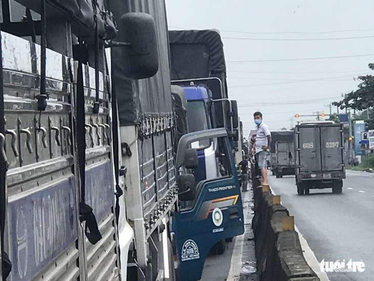 Quốc lộ 1 kẹt xe hơn 10km vì xe tải tông vào chợ - Ảnh 2. Quốc lộ 1 kẹt xe hơn 10km vì xe tải tông vào chợ - Ảnh 2.