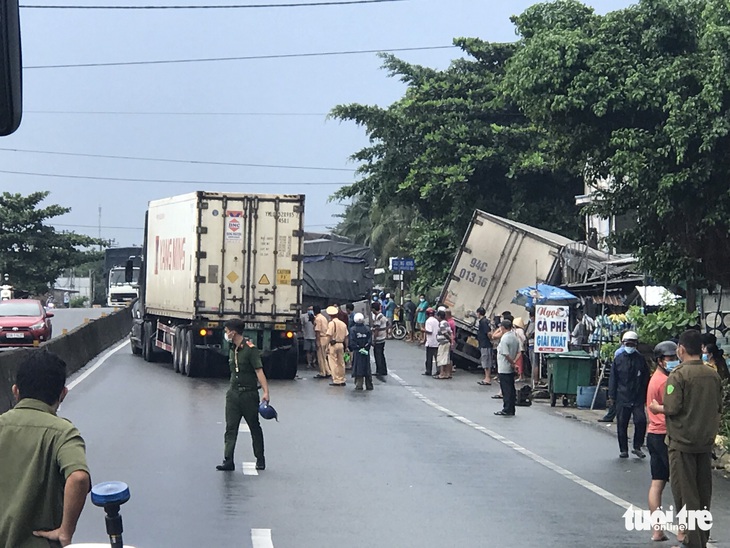 Quốc lộ 1 kẹt xe hơn 10km vì xe tải tông vào chợ - Ảnh 1. Quốc lộ 1 kẹt xe hơn 10km vì xe tải tông vào chợ - Ảnh 1.