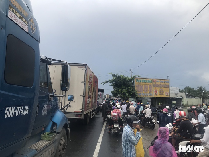 Quốc lộ 1 kẹt xe hơn 10km vì xe tải tông vào chợ - Ảnh 3. Quốc lộ 1 kẹt xe hơn 10km vì xe tải tông vào chợ - Ảnh 3.