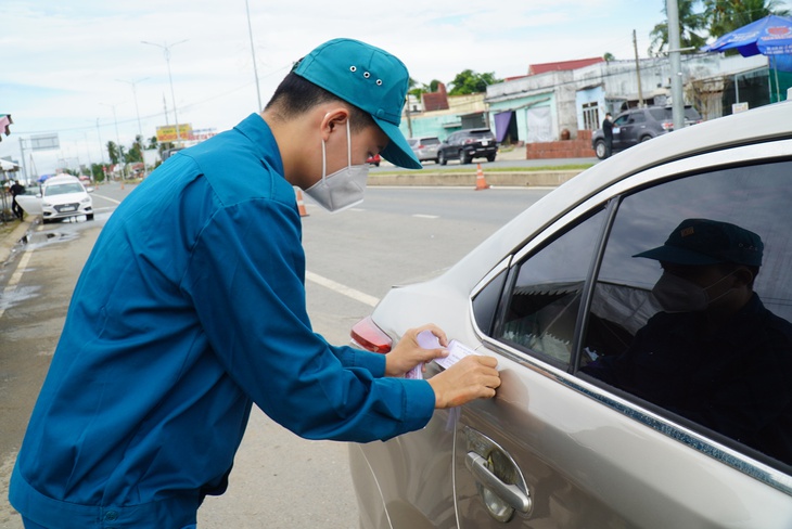 Nhiều nơi phong tỏa, cách ly quá mức khiến đất nước, người dân gánh chịu - Ảnh 1. Nhiều nơi phong tỏa, cách ly quá mức khiến đất nước, người dân gánh chịu - Ảnh 1.