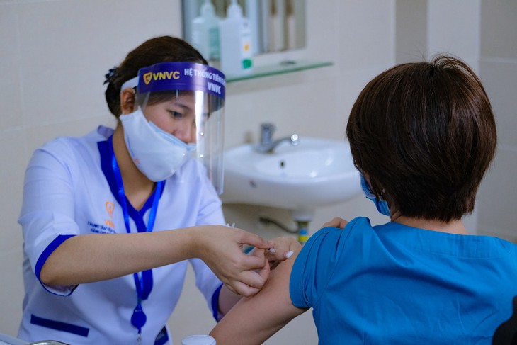 Nhiều nơi phong tỏa, cách ly quá mức khiến đất nước, người dân gánh chịu - Ảnh 3. Nhiều nơi phong tỏa, cách ly quá mức khiến đất nước, người dân gánh chịu - Ảnh 3.