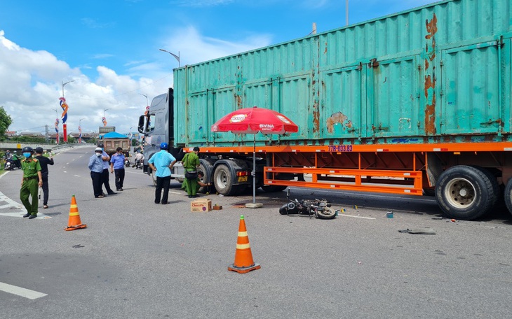 Xe container va chạm với xe điện, 2 nữ sinh tử vong