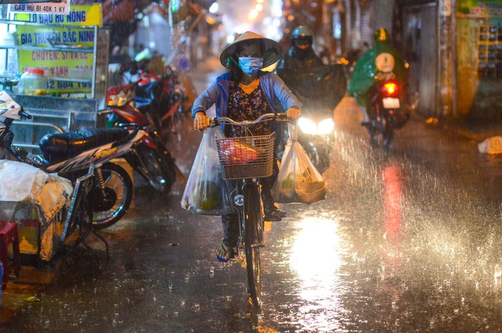 Mưa như trút nước chiều thứ bảy, một số tuyến đường TP.HCM ngập - Ảnh 3.