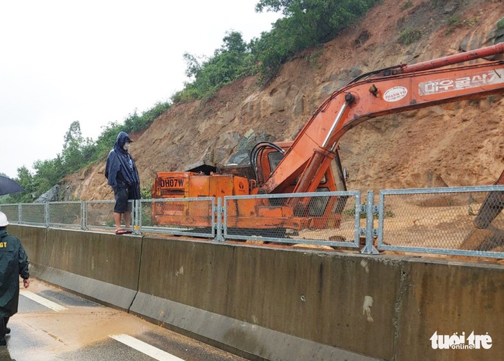 Đất đá sạt xuống cao tốc Đà Nẵng - Quảng Ngãi, ách tắc giao thông - Ảnh 5.