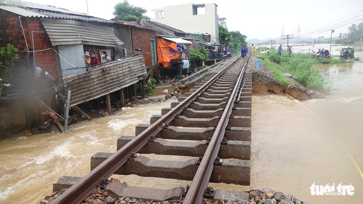 Băng rừng mang lương thực vào tiếp tế cho bà con bị cô lập - Ảnh 5.