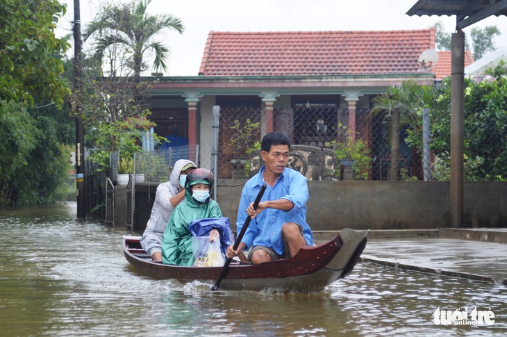 Nhiều nơi ở Huế ngập trong nước lũ, dân đi lại bằng thuyền - Ảnh 1.