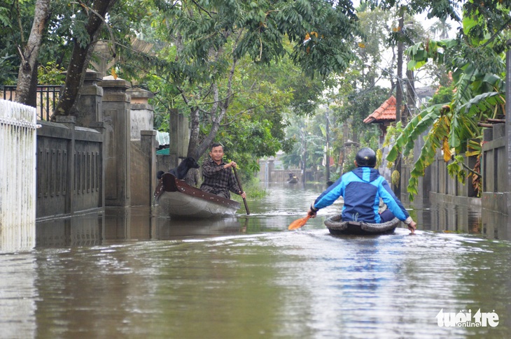 Nhiều nơi ở Huế ngập trong nước lũ, dân đi lại bằng thuyền - Ảnh 4.