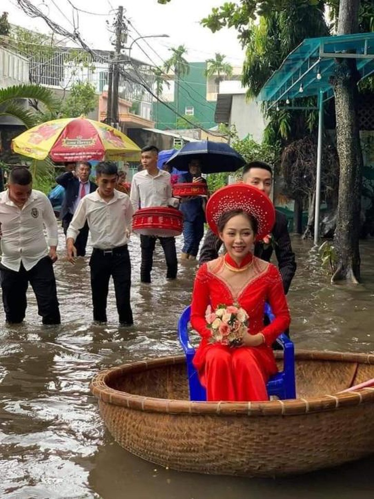 Lũ lớn, chú rể xắn quần, đẩy thúng đưa cô dâu về dinh - Ảnh 1. Lũ lớn, chú rể xắn quần, đẩy thúng đưa cô dâu về dinh - Ảnh 1.