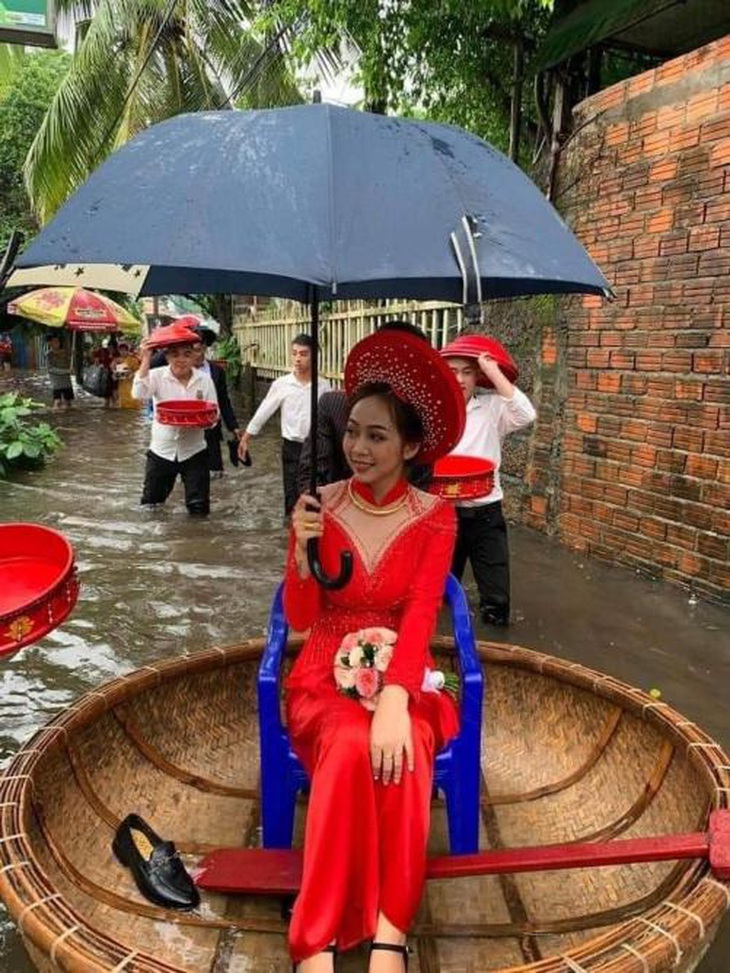 Lũ lớn, chú rể xắn quần, đẩy thúng đưa cô dâu về dinh - Ảnh 2. Lũ lớn, chú rể xắn quần, đẩy thúng đưa cô dâu về dinh - Ảnh 2.